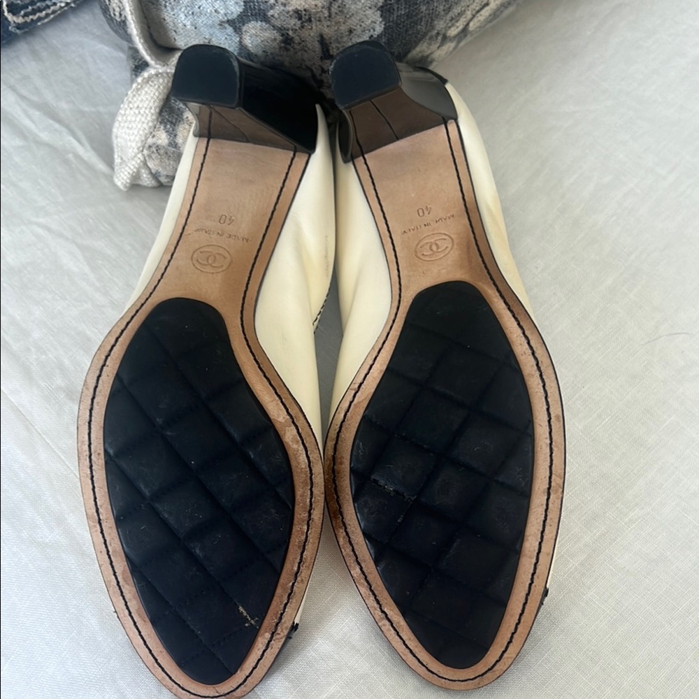 Chanel Black and White Women's Shoes - Picture 3 of 8